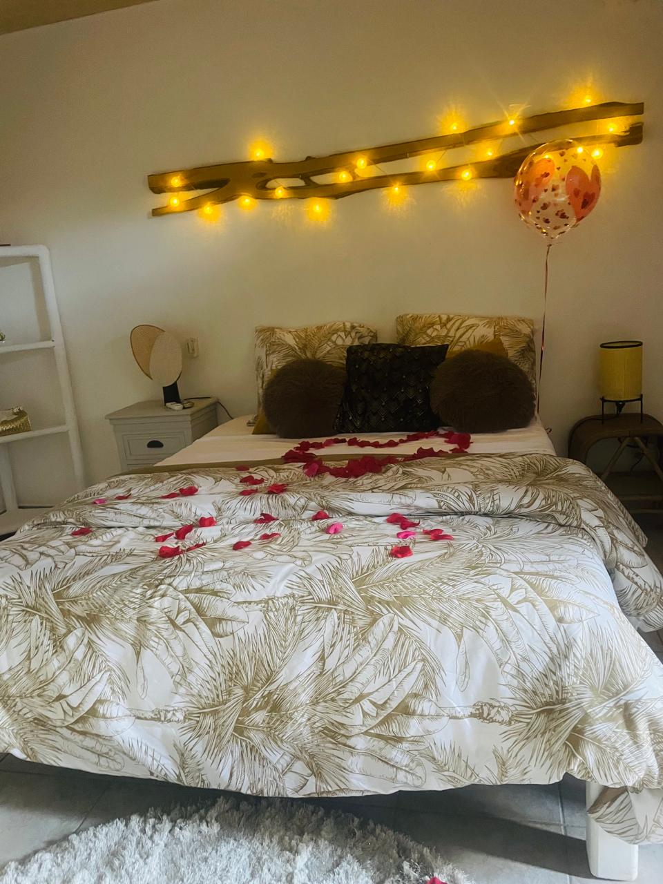 Chambre mariage : branche lumineuse, ballon 