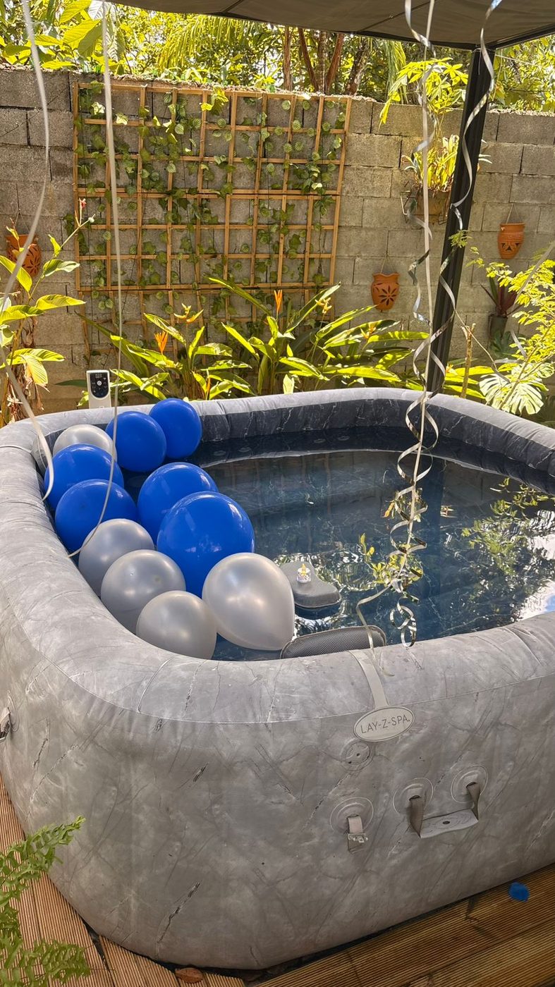 Jacuzzi décoré de ballons bleus et argentés en plein jour
