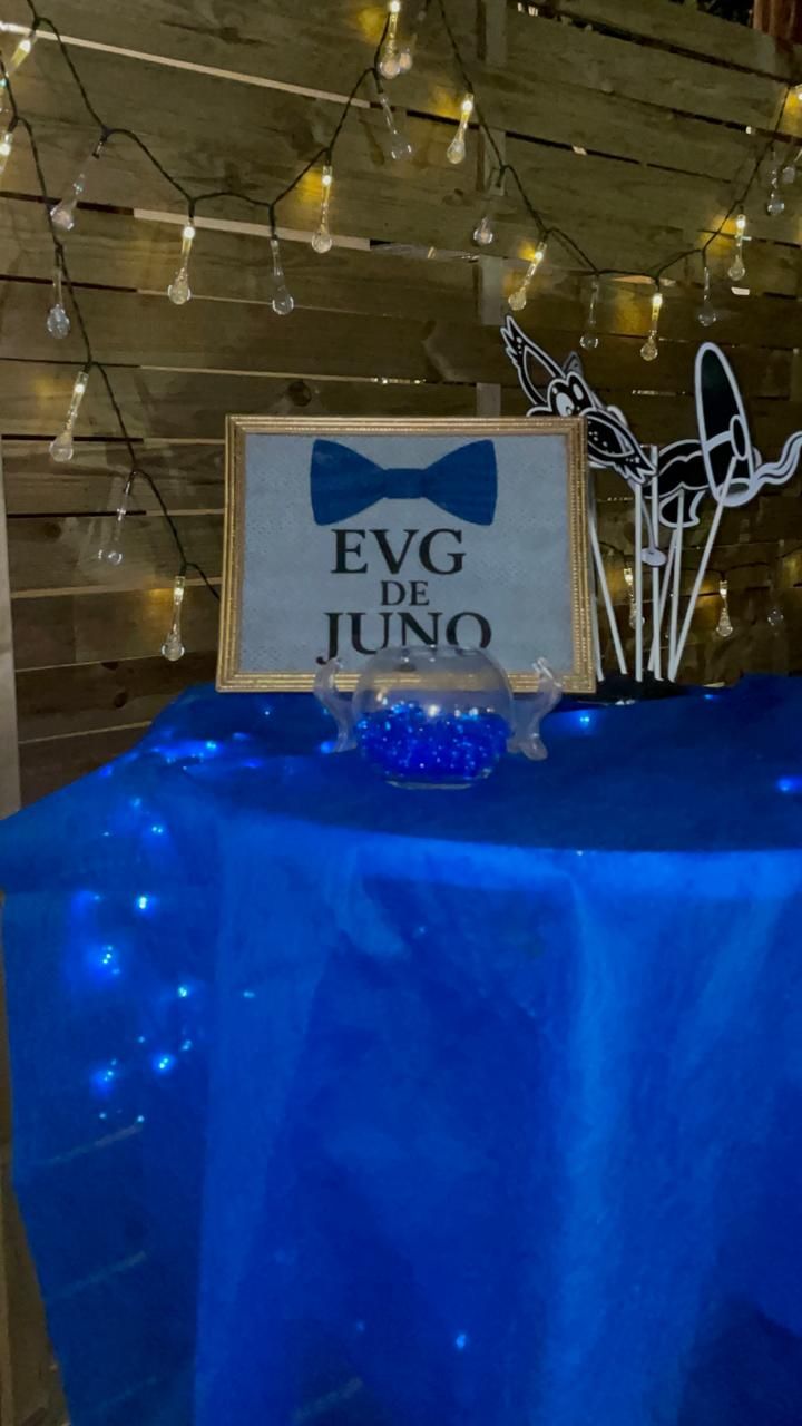 Panneau EVG personnalisé avec nœud papillon et guirlandes lumineuses