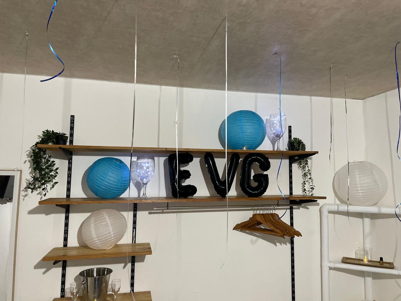 Lettres EVG gonflables noires et lampions bleus