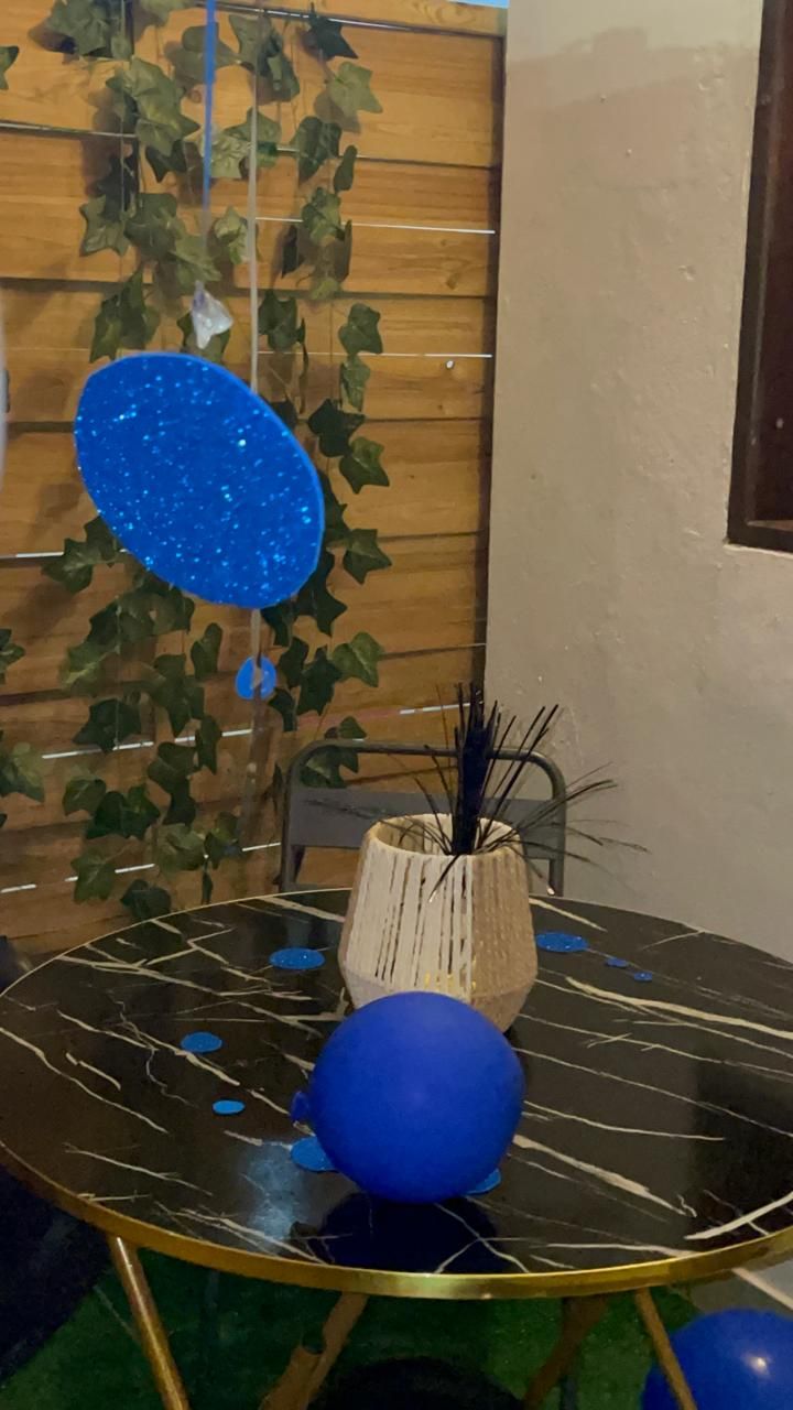 Détails de mise en scène : table marbre et accessoires décoratifs