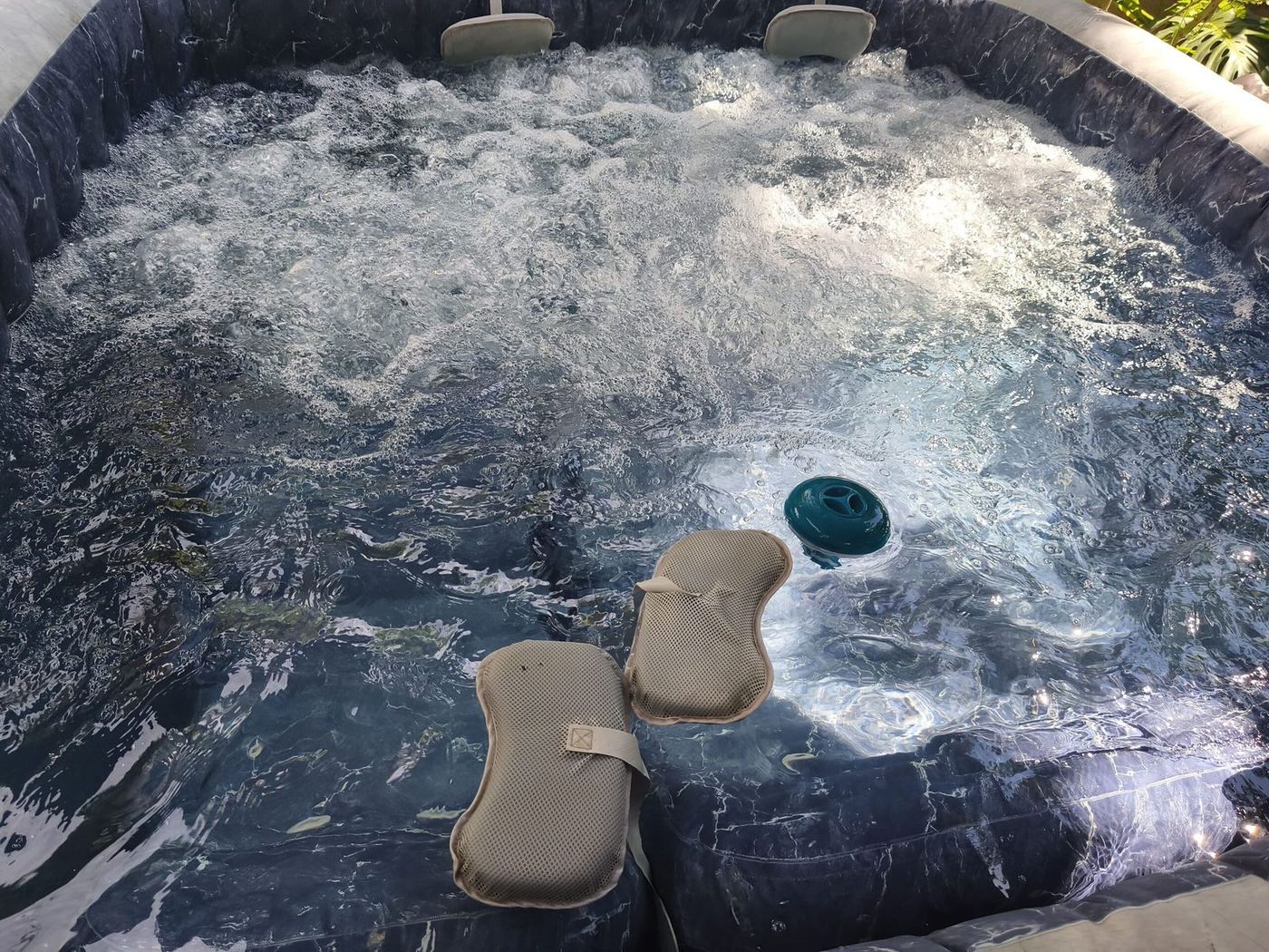 Jacuzzi en fonctionnement, eau bouillonnante