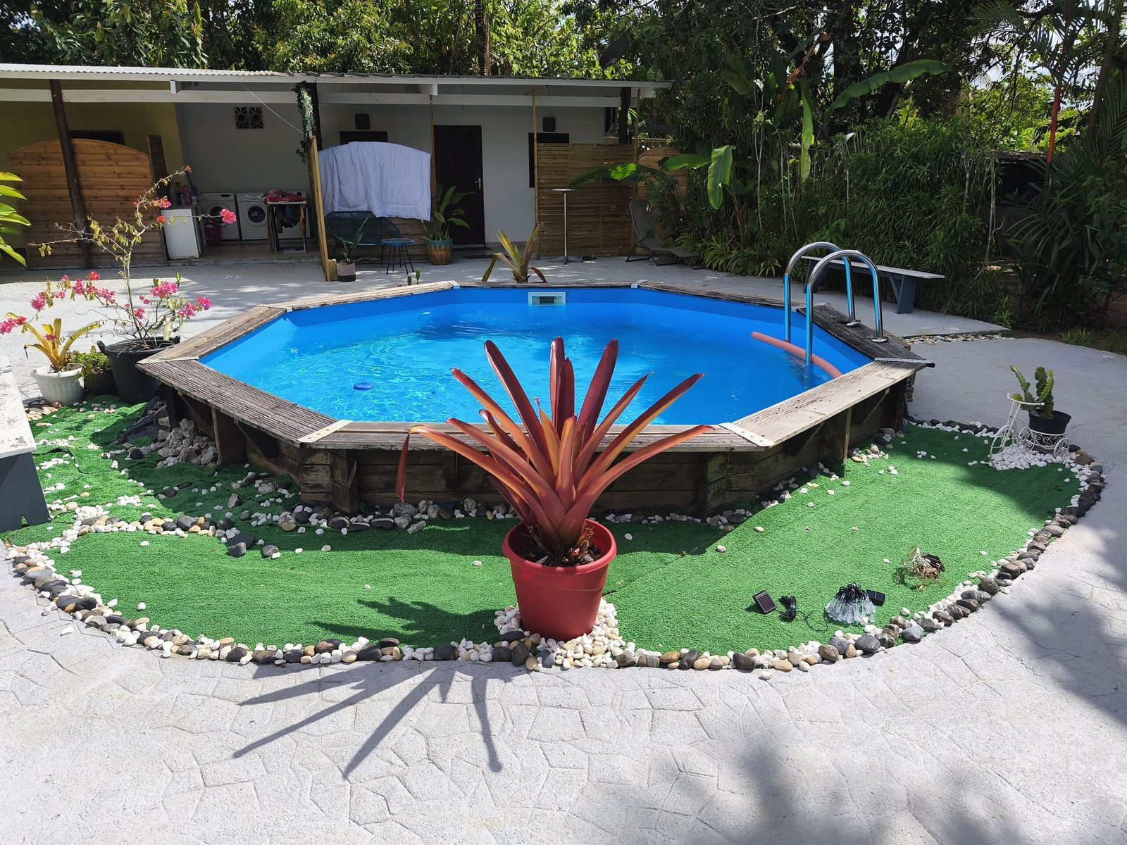 Aperçu du jardin et de la piscine