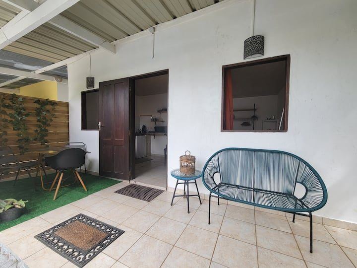 Terrasse couverte avec canapé en rotin